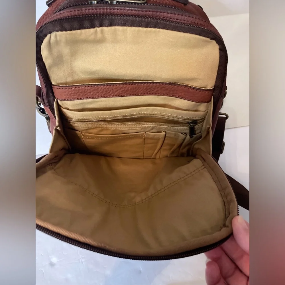 Duluth Trading Co Lifetime Leather Travel Bag Multi Zip Pocket Crossbody Brown